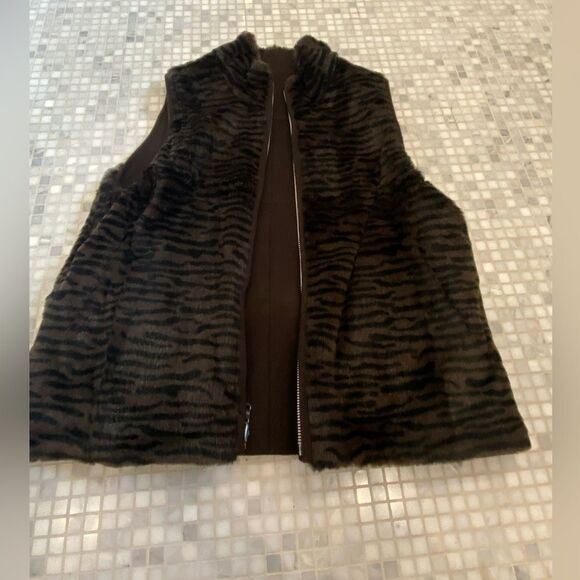 Cedrics Women’s Dark Brown Reversible Fur Vest - Picture 9 of 12